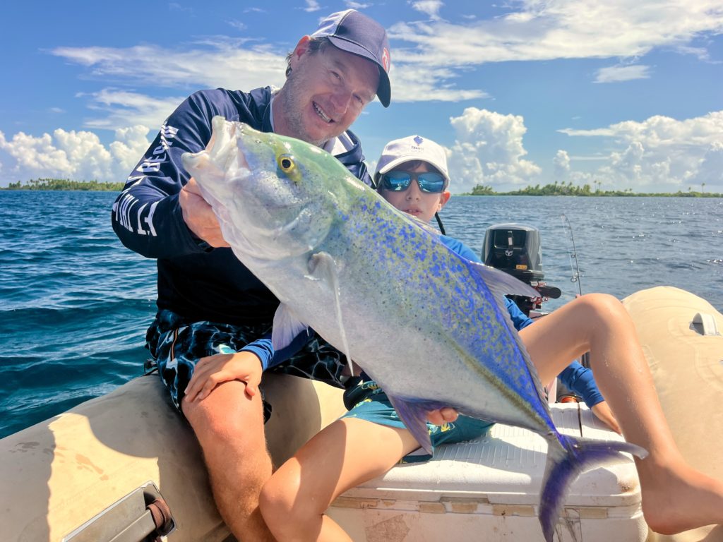 Belle carangue bleue de polynésie, Croisière de pêche en catamaran dans les tuamotu